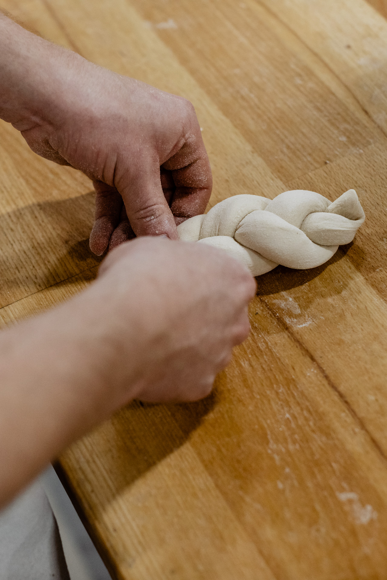 Mohnzopf wird mit detailreicher Handarbeit in der Landbäckerei Schmidt hergestellt.